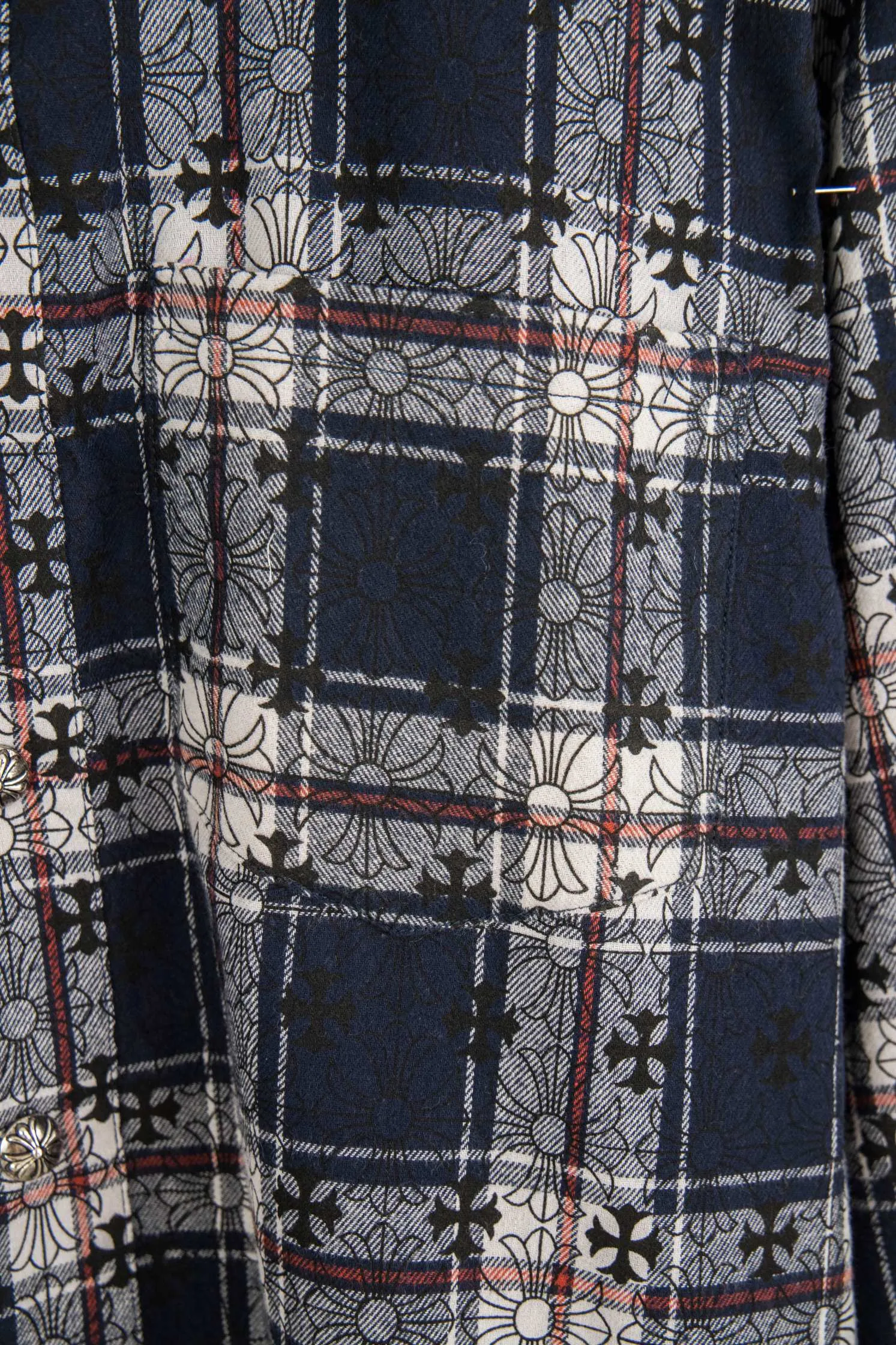 🅿️260 New: Style number: B131 Chrome Hearts classic cashew flower cross all-over printed jacquard long-sleeved casual shirt 1️⃣Customized original jacquard fabric, high-quality pure cotton jacquard plaid fabric, soft and comfortable to the touch, a very high-quality fabric! 2️⃣The details of the workmanship are perfectly controlled. The lining is made of vest hemming, and the cuffs are made of double cross leather labels. It is different from the ordinary version. The collar is also designed with interlining, which shows high-end fashion and personality. The style is fashionable, simple and elegant, and it is a very versatile jacket! 4⃣️Complete accessories, all customized with original versions! Same style for men and women Color: Cashew Purple Sizes: S, M, L, XL